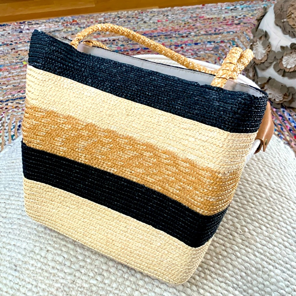 Cute beach basket or everyday tote. Weave straw, black tan and brown colors.
